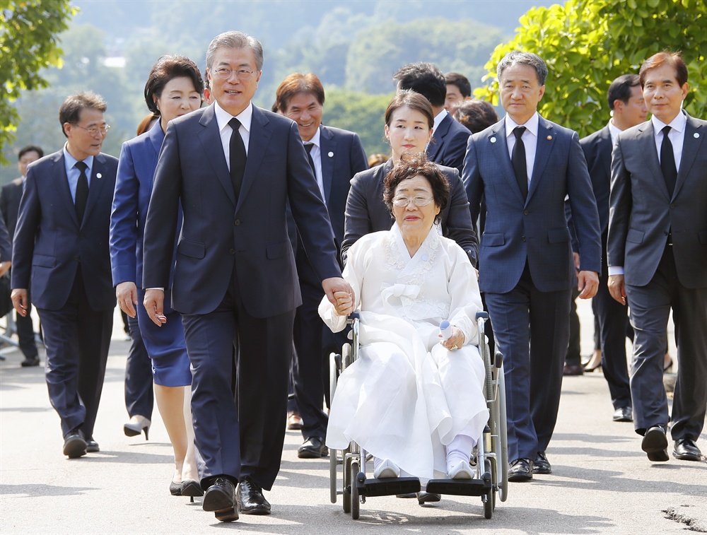 문 대통령, 이용수 할머니 손 꼭 잡고 문재인 대통령과 부인 김정숙 여사가 14일 충남 천안 국립 망향의 동산에서 일본군 위안부 피해 생존자 이용수 할머니의 손을 잡고 장미묘역으로 향하고 있다.