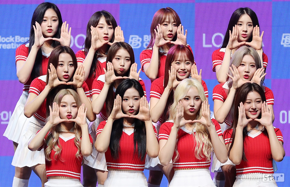 이달의 소녀, 완전체의 첫 인사 걸그룹 '이달의 소녀(LOONA)'가 20일 오후 서울 한남동의 한 공연장에서 열린 완전체 데뷔 기념 쇼케이스에서 포토타임을 갖고 있다. 2016년 10월, 첫 번째 멤버를 시작으로 매달 1명의 멤버가 공개됐던 '이달의 소녀(LOONA. 희진, 현진, 하슬, 여진, 비비, 김립, 진솔, 최리, 이브, 츄, 고원, 올리비아 혜)'는 싱글과 뮤직비디오, 유닛으로 선보이면서 완전체로서의 데뷔를 준비해왔다.