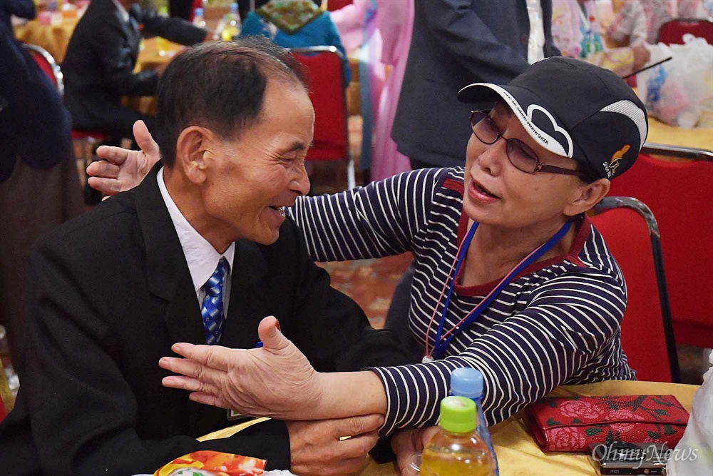  제21차 남북 이산가족 상봉 행사 이틀째인 21일 금강산호텔에서 열린 단체 상봉 행사에서 남측 누나 김혜자(75)씨와 북측 동생 김은하(75)씨가 즐거운 시간을 보내고 있다.
