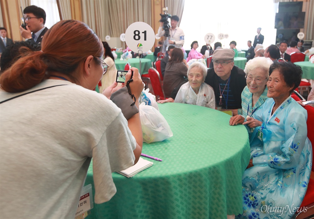  제21차 이산가족 상봉행사 1회차 둘째 날인 21일 오후 고성 금강산호텔에서 열린 단체상봉에 남측 조혜도(86) 할머니가 븍측 언니 조순도(89) 할머니 가족과 기념사진을 찍고 있다.