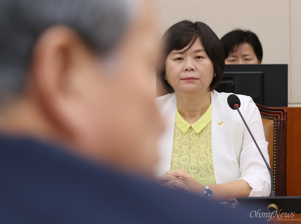 소위 배제에 뿔난 이정미 환노위원 정의당 대표인 이정미 의원이 22일 오전 서울 여의도 국회에서 열린 환경노동위원회 전체회의에서 고용노동소위 구성 배제에 대해 항의하는 의사를 밝힌 후 굳은 표정으로 앉아 있다. 반대편에 앉은 이상돈 바른미래당 의원이 이 의원의 의사진행 발언에 동의 의사를 표하고 있다.   