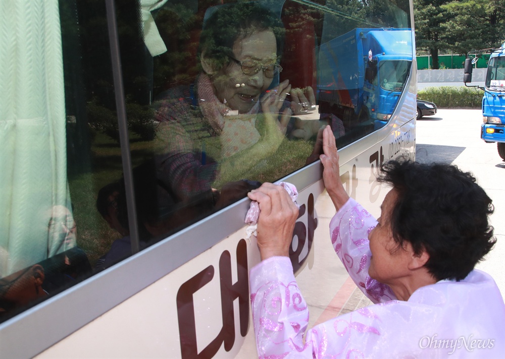  22일 강원도 고성 금강산호텔에서 열린 제21차 이산가족 상봉행사 작별상봉을 마친 한신자(88) 할머니가 버스에 올라탄 뒤 북측에서 온 딸 김경영(71) 할머니에게 손을 흔들며 작별인사하고 있다.