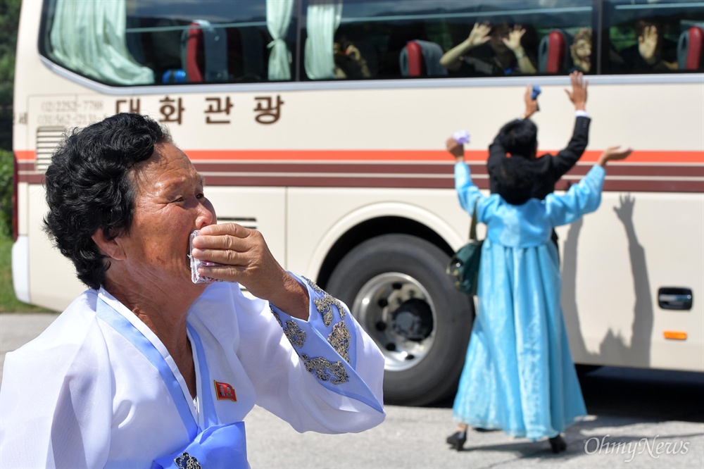  22일 강원도 고성 금강산호텔에서 열린 제21차 이산가족 상봉행사 작별상봉을 마친 후 남측 가족들이 버스에 탑승하자, 북측 가족들이 마지막으로 손을 흔들며 눈물로 배웅하고 있다.