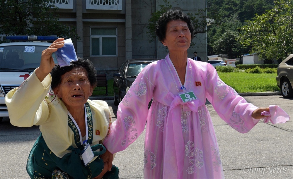  제21차 남북 이산가족 1차 상봉 행사 마지막날인 22일 금강산호텔에서 북측 가족들이 버스를 타고 떠나는 남측 가족들에게 작별인사를 하고 있다.