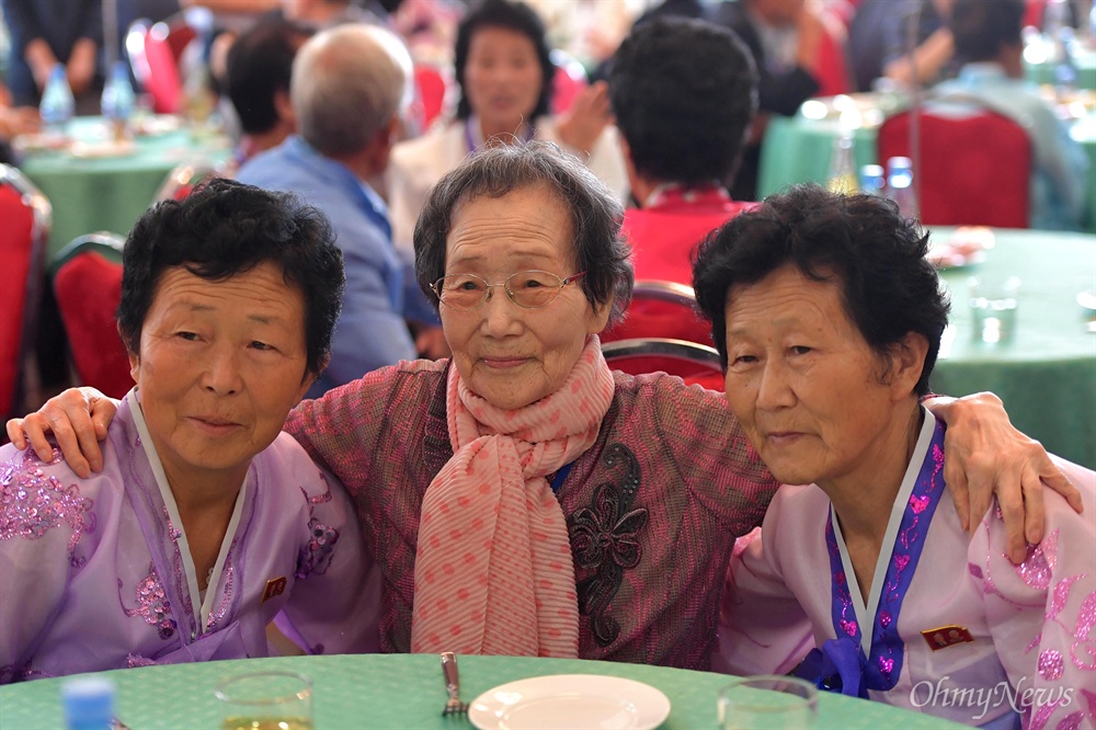  제21차 남북 이산가족 제1차 상봉 행사 마지막날인 22일 금강산호텔에서 남측 한신자(99) 할머니가 북측 딸 김경실(72), 김경영(71)과 기념 촬영을 하고 있다.