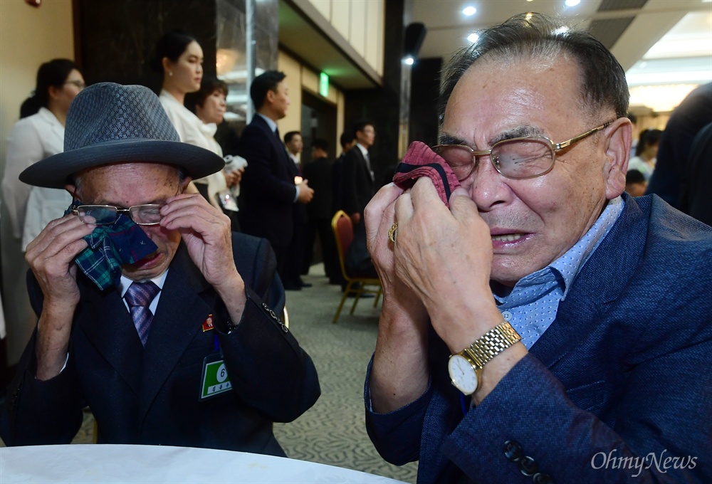  제21차 남북 이산가족 상봉행사 2회차 첫날인 24일 오후 금강산 면회소에서 열린 단체상봉에서 남측 김현수(77·오른쪽)씨가 북측 형 김용수(84)씨를 만나 오열하고 있다.