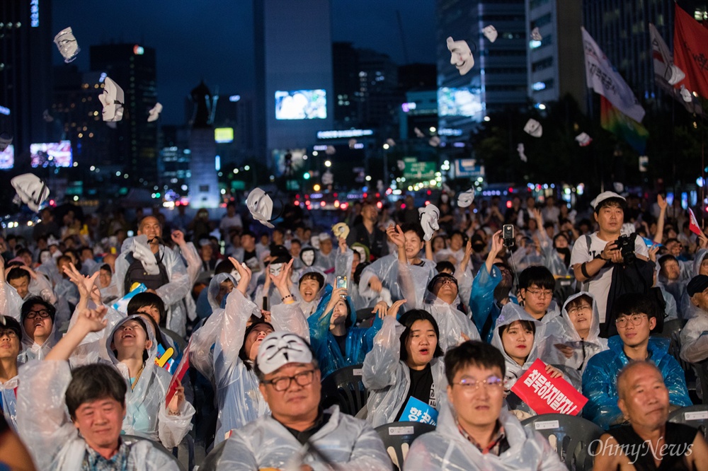  24일 오후 서울 광화문 광장에서 대한항공, 아시아나 직원들과 시민들 참석해 항공재벌 갑질격파 시민행동 집회에서 참석자들이 함께 가면을 벗는 퍼포먼스를 하고 있다. 