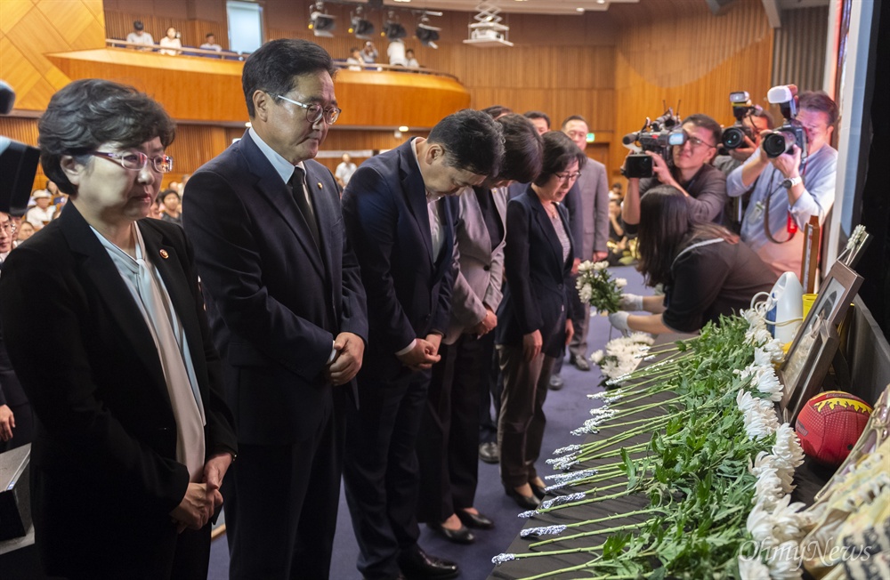 가습기살균제 피해자 대회 참석한 김은경-우원식-김관영-이정미 31일 국회에서 열린 가습기살균피해자대회에 참가한 김은경 환경부 장관(왼쪽부터)과 우원식 더불어민주당 의원, 김관영 바른미래당 원내대표, 이정미 정의당 대표 등 주요 참석자들이 헌화하고 있다.