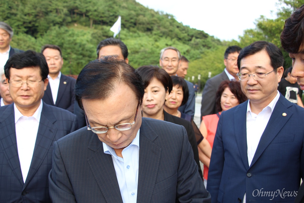  더불어민주당 이해찬 대표 등이 9월 1일 고 노무현 전 대통령 묘소를 참배했다.