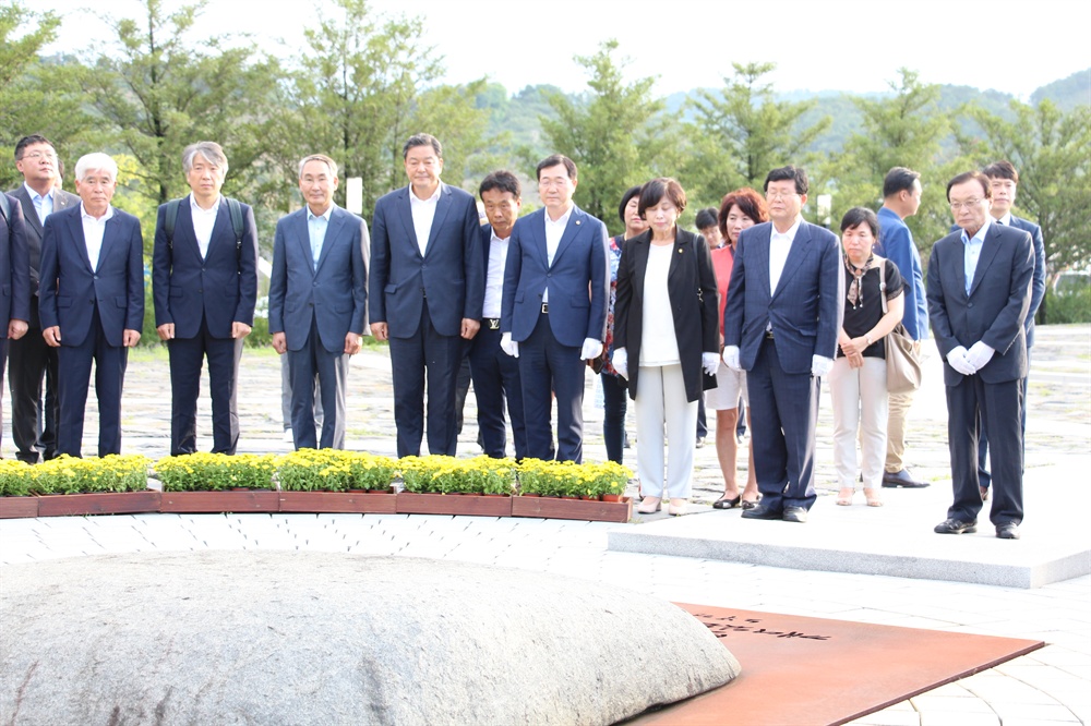  더불어민주당 이해찬 대표 등이 9월 1일 노무현 대통령 묘소를 참배했다.