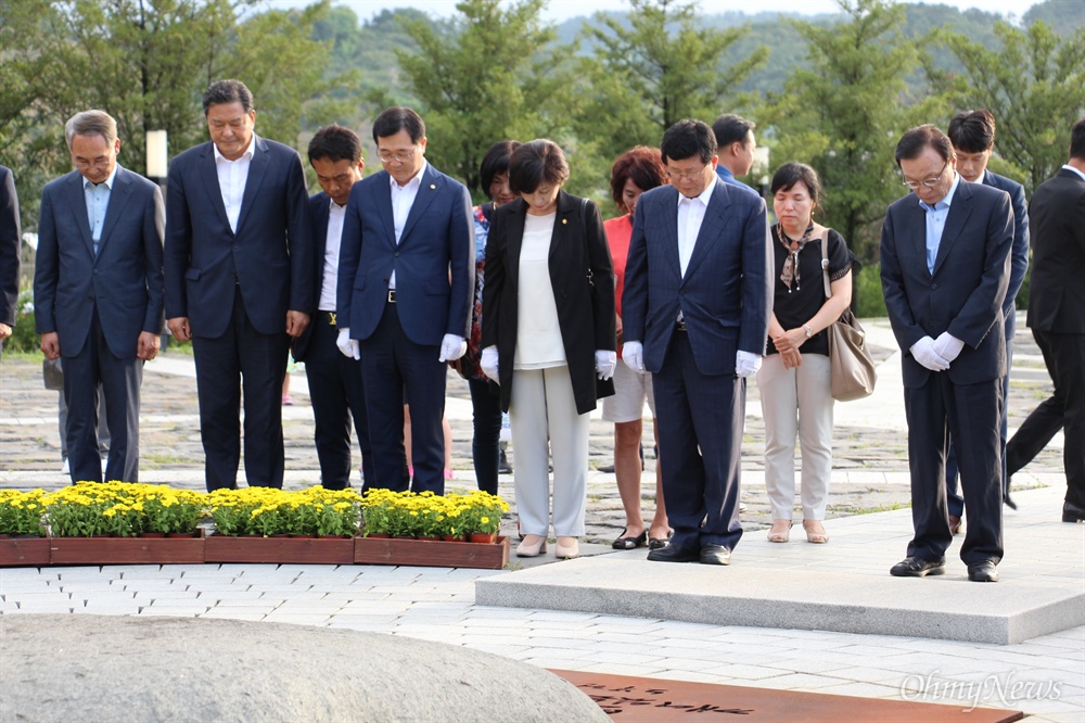  더불어민주당 이해찬 대표 등이 9월 1일 노무현 대통령 묘소를 참배했다.