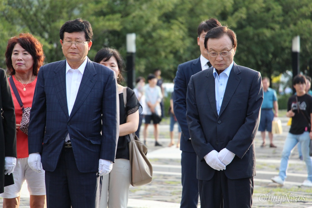  더불어민주당 이해찬 대표 등이 9월 1일 노무현 대통령 묘소를 참배했다.