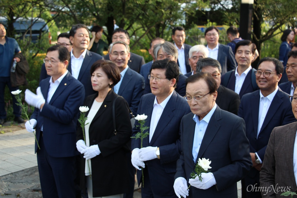  더불어민주당 이해찬 대표 등이 9월 1일 노무현 대통령 묘소를 참배했다.