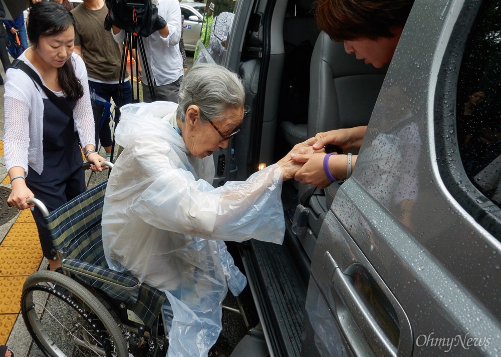 1인 시위 마치고 떠나는 김복동 할머니 일본군’위안부’ 피해 생존자 김복동 할머니(92세)가 3일 오전 종로구 외교통상부앞에서 화해치유재단 즉각 해산을 촉구하는 1인 시위를 마친 뒤 떠나기 위해 차에 타고 있다. 일본군성노예제 문제해결을 위한 정의기억연대와 시민단체들은 박근혜 정부 당시인 2015년 한일합의 무효와 일본정부의 사죄와 배상을  촉구하고 있으나, 화해치유재단의 해산 없이는 한걸음도 나아갈 수 없다고 밝혔다. 