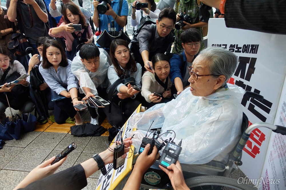귀 기울이는 기자들 일본군’위안부’ 피해 생존자 김복동 할머니(92세)가 3일 오전 종로구 외교통상부앞에서 화해치유재단 즉각 해산을 촉구하는 1인 시위를 벌이고 있다. 일본군성노예제 문제해결을 위한 정의기억연대와 시민단체들은 박근혜 정부 당시인 2015년 한일합의 무효와 일본정부의 사죄와 배상을  촉구하고 있으나, 화해치유재단의 해산 없이는 한걸음도 나아갈 수 없다고 밝혔다. 