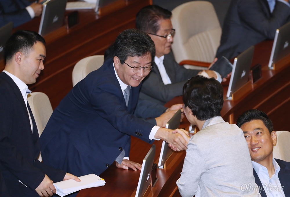 인사하는 유승민  유승민 바른미래당 의원이 4일 오전 서울 여의도 국회 본회의장에서 이해찬 더불어민주당 대표의 교섭단체 대표연설을 듣기 앞서 같은 당 이언주 오신환 의원 등과 인사하고 있다. 