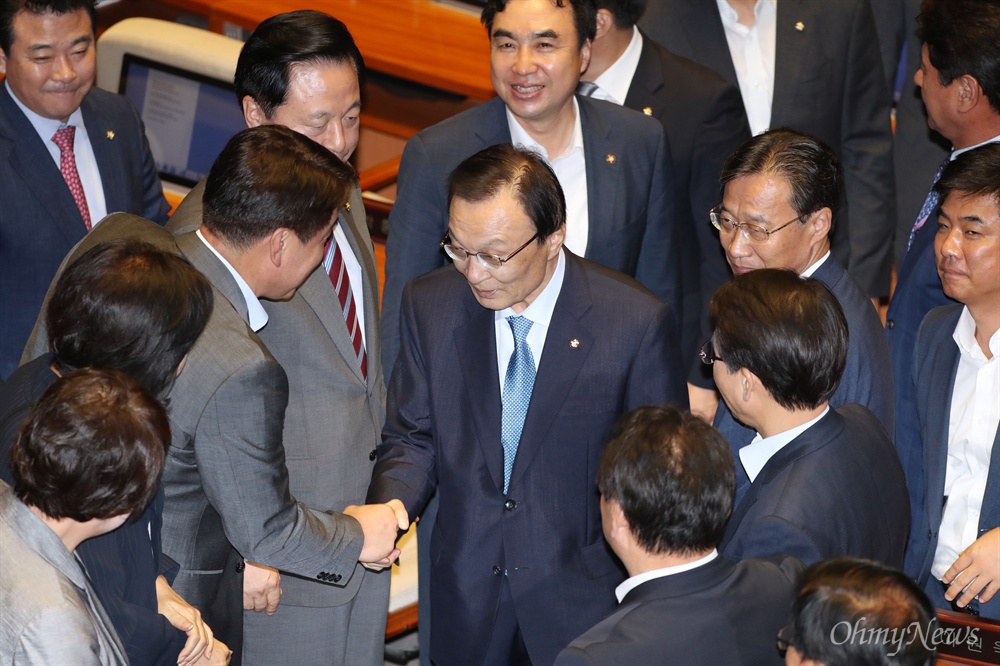 동료의원들에 둘러싸인 이해찬 이해찬 더불어민주당 대표가 4일 오전 서울 여의도 국회 본회의장에서 교섭단체 대표연설을 마친 후 동료의원들과 인사하며 퇴장하고 있다.