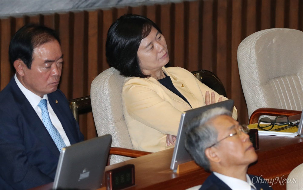 김성태 연설에 팔짱 낀 이정미 이정미 정의당 대표가 5일 오전 서울 여의도 국회 본회의장에서 김성태 자유한국당 원내대표의 교섭단체 대표연설을 듣고 있다. 김 원내대표는 이날 연설에서 소득주도성장 대신 출산주도성장을 대안으로 제시했다. 