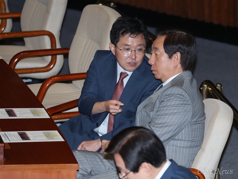 김관영 연설듣는 김성태 김성태 자유한국당 원내대표가  6일 오전 서울 여의도 국회 본회의장에서 김관영 바른미래당 원내대표의 교섭단체 대표연설을 듣고 있다. 오른쪽은 같은 당 김용태 사무총장. 