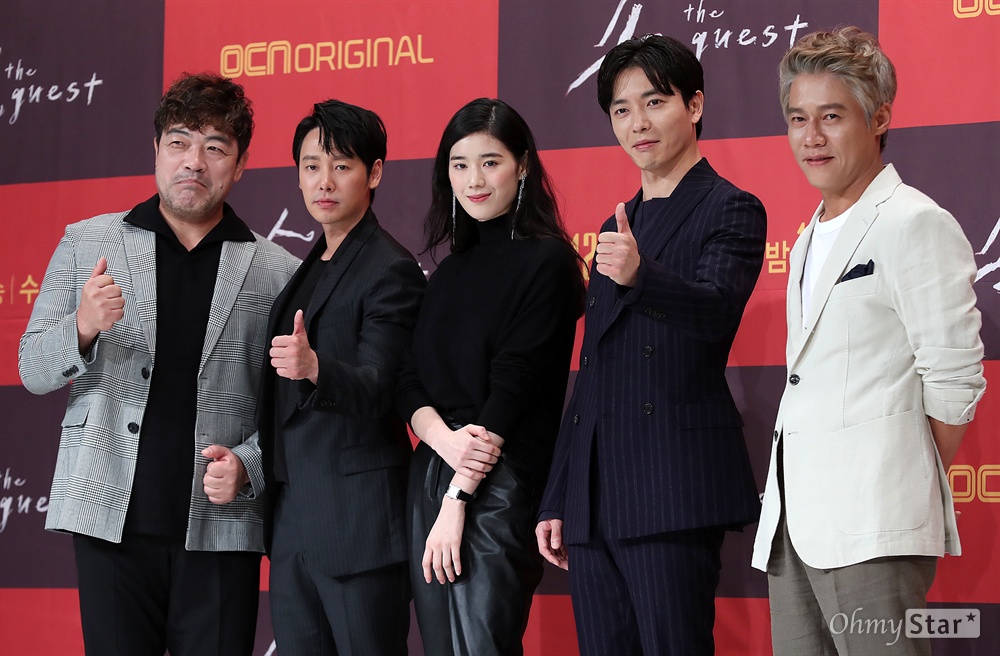 '손 the guest' 악령 대신 성령 강림한 포토타임 6일 오후 서울 영등포의 한 웨딩홀에서 열린 OCN 수목 오리지널 <손 the guest> 제작발표회에서 배우 이원종, 김동욱, 정은채, 김재욱, 박호산이 포토타임을 갖고 있다.
<손 the guest>는 기이한 힘에 의해 벌어지는 범죄에 맞서는 영매와 사제, 형사의 이야기를 그린 한국형 리얼 엑소시즘 드라마다. 12일 수요일 오후 11시 첫 방송.