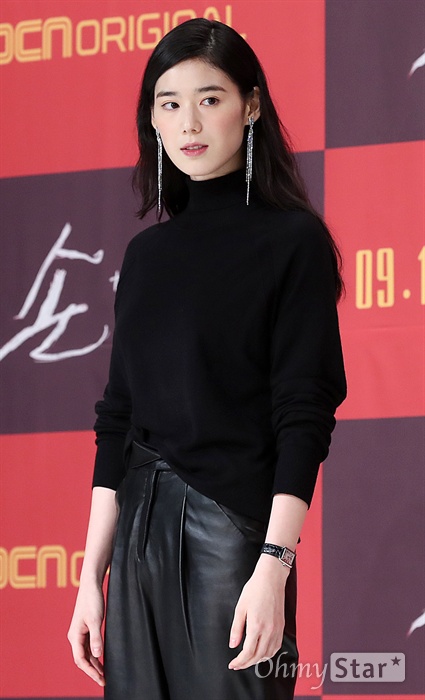 '손 the guest' 정은채, 악령 쫓을 눈빛 배우 정은채가 6일 오후 서울 영등포의 한 웨딩홀에서 열린 OCN 수목 오리지널 <손 the guest> 제작발표회에서 포토타임을 갖고 있다. <손 the guest>는 기이한 힘에 의해 벌어지는 범죄에 맞서는 영매와 사제, 형사의 이야기를 그린 한국형 리얼 엑소시즘 드라마다. 12일 수요일 오후 11시 첫 방송.