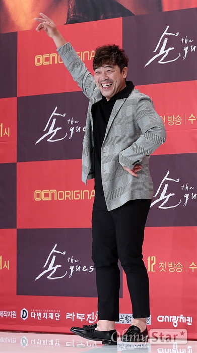 이원종, '손 the guest' 도 웃고 갈 개그코드 배우 이원종이 6일 오후 서울 영등포의 한 웨딩홀에서 열린 OCN 수목 오리지널 <손 the guest> 제작발표회에서 자신이 맡은 '박수무당' 역에 어울리는 포즈를 취하고 있다.
<손 the guest>는 기이한 힘에 의해 벌어지는 범죄에 맞서는 영매와 사제, 형사의 이야기를 그린 한국형 리얼 엑소시즘 드라마다. 12일 수요일 오후 11시 첫 방송.