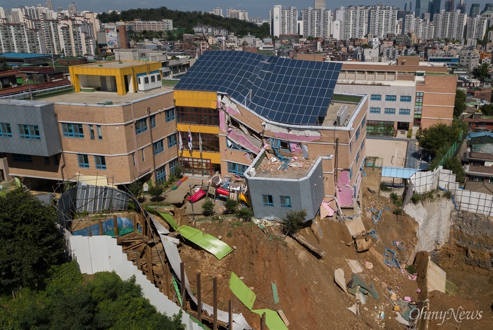  7일 오전 서울 동작구 상도유치원이 인근 주택가 흙 막이가 무너져 건물이 기울어지며 붕괴되어 위태로운 상황이다. 