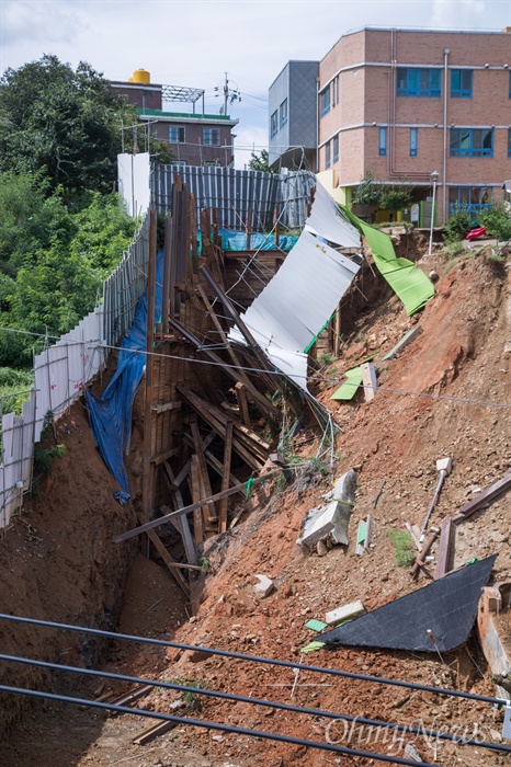  7일 오전 서울 동작구 상도유치원이 인근 주택가 흙 막이가 무너져 건물이 기울어지며 붕괴되어 위태로운 상황이다.