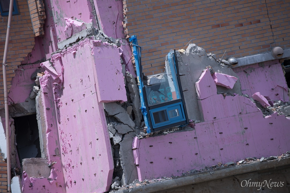  7일 오전 서울 동작구 상도유치원이 인근 주택가 흙 막이가 무너져 건물이 기울어지며 붕괴되어 위태로운 상황이다.