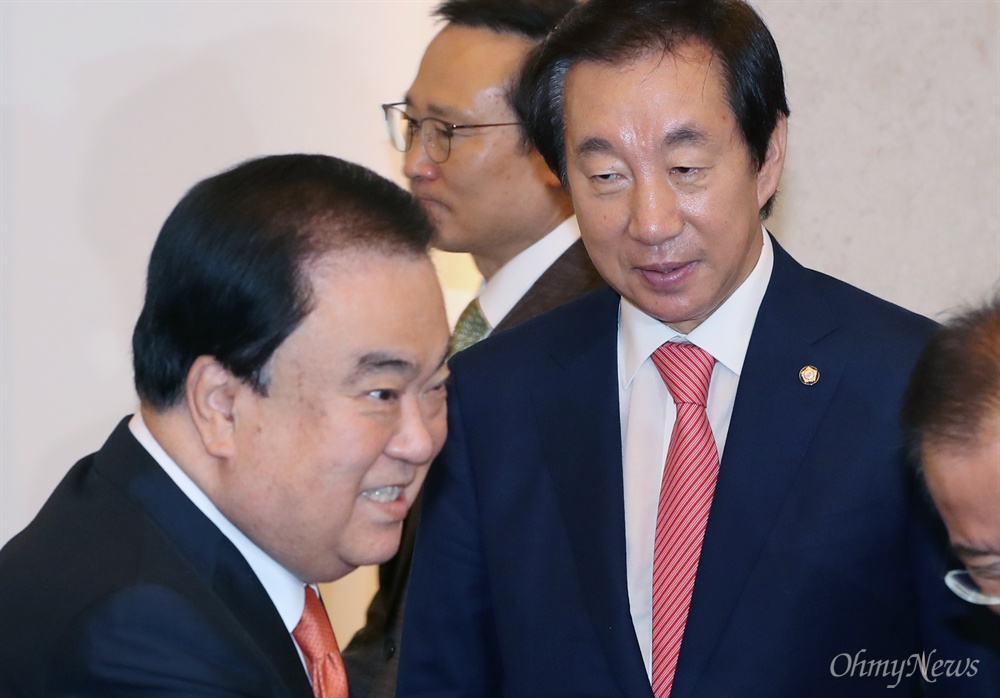 문희상 바라보는 김성태 김성태 자유한국당 원내대표가 10일 국회의장실에서 열린 여야 원내대표 회동에 참석해 문희상 국회의장을 바라보고 있다. 뒤편 왼쪽은 홍영표 더불어민주당 원내대표.  