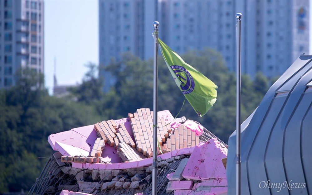  10일 오전 서울 동작구 상도유치원에서 지반이 무너지며 붕괴된 건물의 일부분을 철거하고 있다. 
