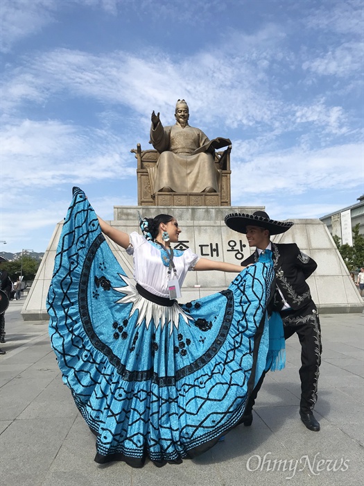  11일 오후 서울 광화문 광장에 세계 각지에서 온 무용수들이 천안흥타령 춤축제2018 쇼케이스에 참석하고 있다. 