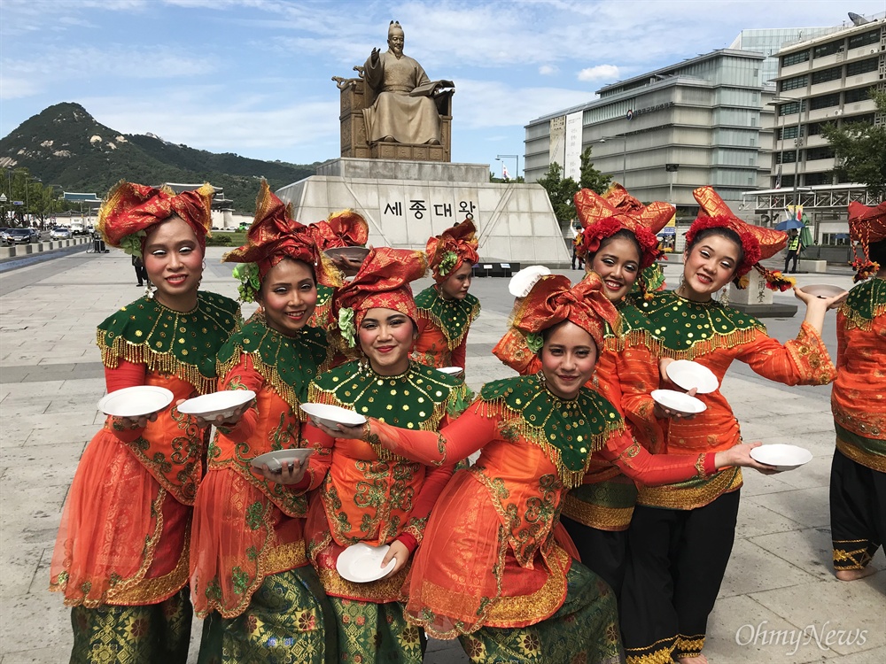  11일 오후 서울 광화문 광장에 세계 각지에서 온 무용수들이 천안흥타령 춤축제2018 쇼케이스에 참석하고 있다. 