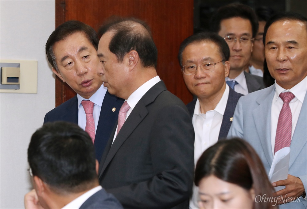 부동산대책 긴급 간담회 연 김성태-김병준 자유한국당 김성태 원내대표가 12일 오후 서울 여의도 국회 본관에서 김병준 비상대책위원장과 함께 부동산대책 관련 긴급 기자간담회에 입장하며 대화하고 있다. 이날 간담회엔 박순자 국토교통위원장, 박덕흠 국토교통위 간사, 함진규 정책위의장 등 국토교통위원들도 동석했다. 