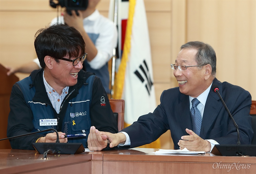 손잡고 웃음 짓는 쌍용차 노사 14일 오전 서울 종로구 경제사회노동위원회 대회의실에서 열린 쌍용자동차 해고자 복직 잠정 합의안 발표 기자회견에서 김득중 금속노조 쌍용차지부장과 최종식 쌍용차 사장이 손을 잡고 웃음짓고 있다.