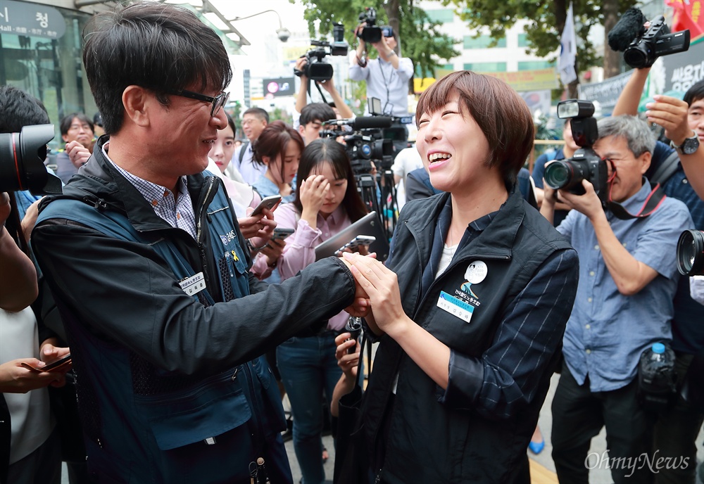 '마음 무거웠는데, 기쁨 나눌 수 있어 다행'  쌍용차 해고노동자 복직 잠정 합의안이 발표된 14일 오전 서울 덕수궁 대한문앞 희생자 합동분향소에서 김승하 KTX열차승무지부장이 김득중 금속노조 쌍용차지부장 손을 잡고 기뻐하고 있다. 김 지부장은 ‘먼저 복직하게되어 마음이 무거웠는데, 이제 기뻐할 수 있게 되었다’며 인사를 건넸다.