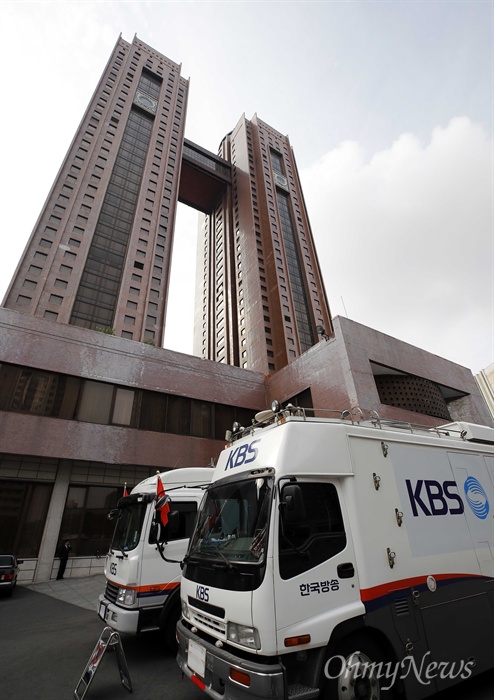  16일 오전 평양 고려호텔앞에 '2018남북정상회담 평양'을 위해 육로를 통해 올라온 KBS 중계차량이 놓여 있다.