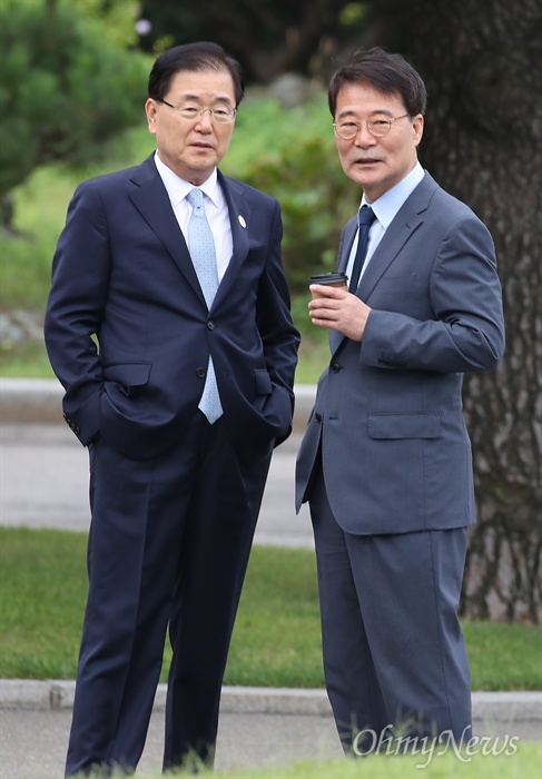 이야기나누는 정의용-장하성 정의용 국가안보실장과 장하성 청와대 정책실장이 18일 오전 청와대에서 남북정상회담이 열리는 평양으로 향하는 전용기가 대기중인 서울 공항으로 출발 하기 전 대화하고 있다.
