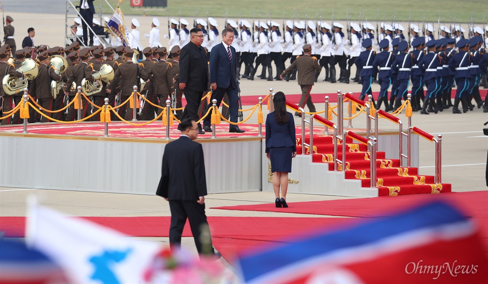  2018 남북정상회담을 위해 18일 오전 평양 순안공항에 도착한 문재인 대통령이 김정은 국무위원장과 함께 평양시민들의 환영을 받고 있다.