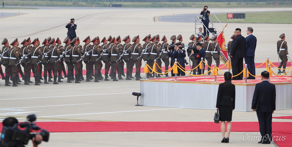 2018 남북정상회담을 위해 18일 오전 평양 순안공항에 도착한 문재인 대통령이 김정은 국무위원장과 함께 의장대를 사열하고 있다.