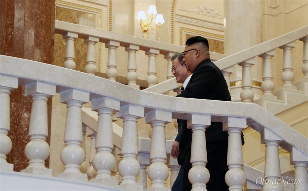  문재인 대통령과 김정은 국무위원장이 18일 오후 평양 조선노동당 중앙위원회 본부 청사에서 정상회담을 갖기 위해 계단을 오르고 있다.
