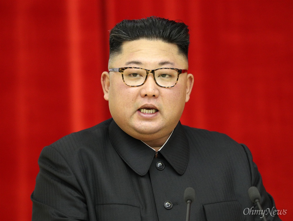 만찬사하는 김정은 위원장 김정은 국무위원장이 18일 오후 평양 목란관에서 남북정상회담 환영 만찬사를 하고 있다.
