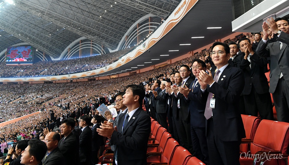 '빛나는 조국' 관람하는 이재용, 최태원 등 특별수행원 이재용 삼성전자 부회장, 최태원 SK회장 등 남북정상회담 특별수행원들이 19일 평양 능라도 5ㆍ1경기장에서 열린 북한의 집단체조와 예술공연 '빛나는 조국'을 관람하고 있다.