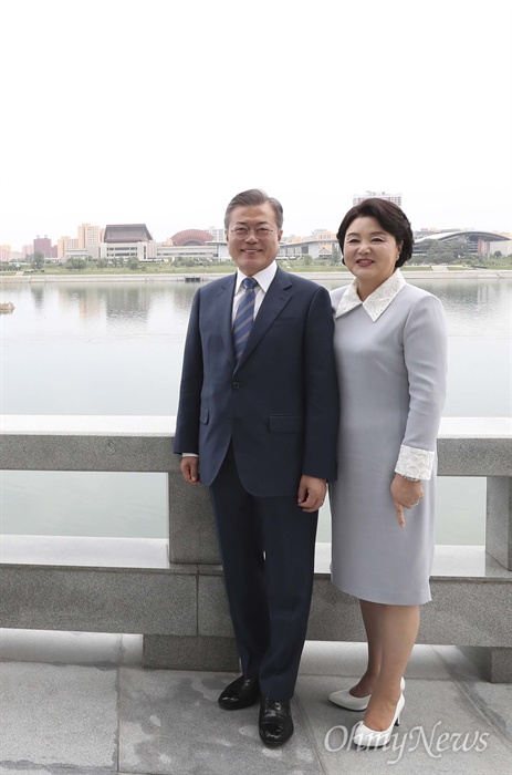 대동강변에 선 문재인 대통령 부부 남북정상회담을 위해 평양방문 이틀째인 19일 오후 문재인 대통령과 김정숙 여사가 평양 옥류관에서 김정은 국무위원장 부부와 오찬을 마친 뒤 잠시 대동강변으로 나와 있다.