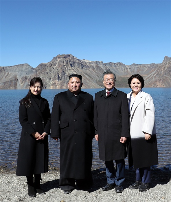 백두산 천지, 두 정상 부부 문재인 대통령과 부인 김정숙 여사, 김정은 국무위원장과 부인 리설주 여사가 20일 오전 백두산 천지에서 서서 기념촬영을 하고 있다.