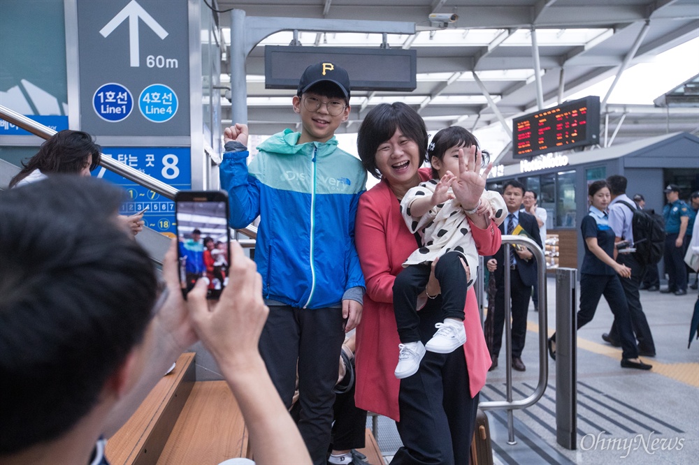  정의당 이정미 대표가 21일 오전 서울역에서 추석을 맞아 기차를 기다리는 귀성객들과 함께 사진을 찍고 있다. 