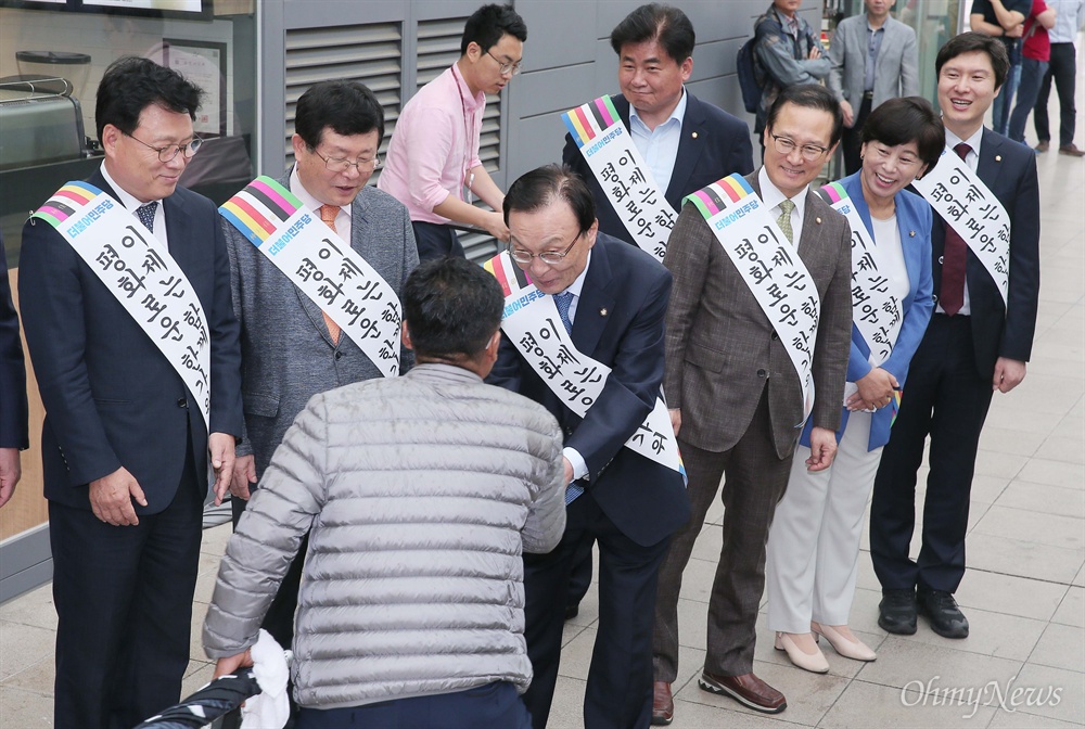  더불이민주당 이해찬 대표, 홍영표 원내대표 및 당 지도부 등이 21일 오전 서울역 승강장에서 추석 귀성객들에게 인사를 하고 있다.