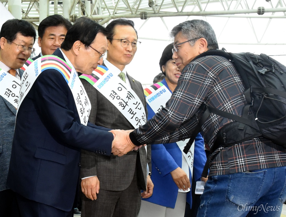  더불이민주당 이해찬 대표, 홍영표 원내대표 및 당 지도부 등이 21일 오전 서울역 승강장에서 추석 귀성객들에게 인사를 하고 있다.