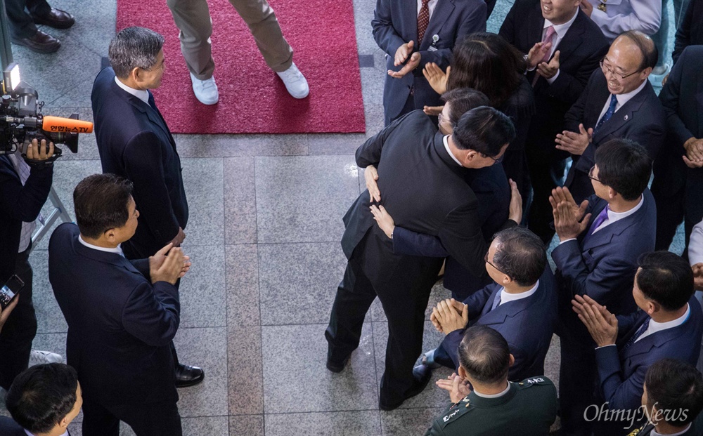  송영무 국방부 장관이 21일 오후 서울 용산구 국방부에서 이취임식을 마치고 떠나며 최현수 대변인과 포옹을 하고 있다. 