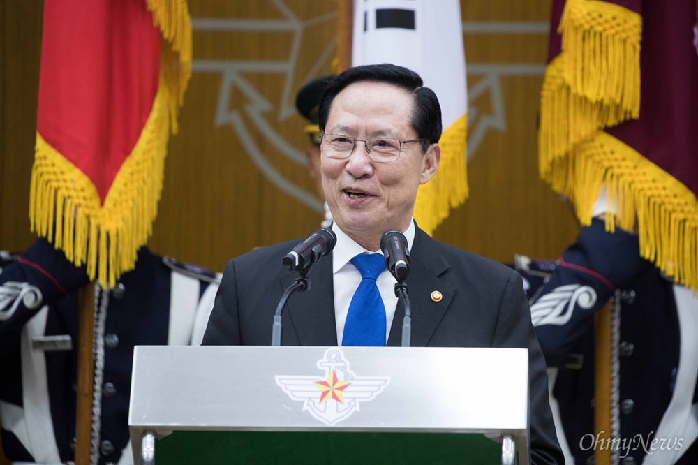  송영무 전 국방부 장관이 21일 오후 서울 용산구 국방부에서 이임사를 하고 있다. 후임자는 장관에는 정경두 전 합참의장이 임명됐다.  